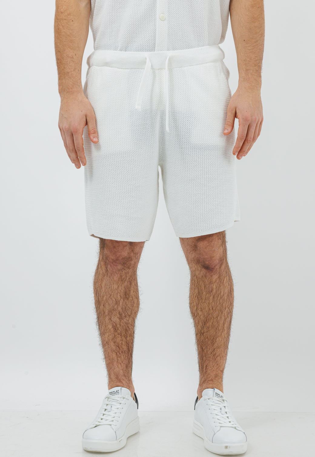 מכנסי שורט סרוגים בצבע לבן