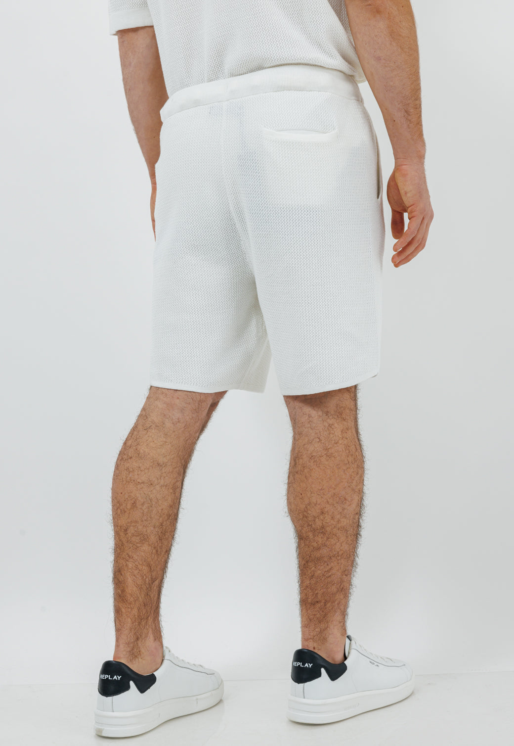מכנסי שורט סרוגים בצבע לבן