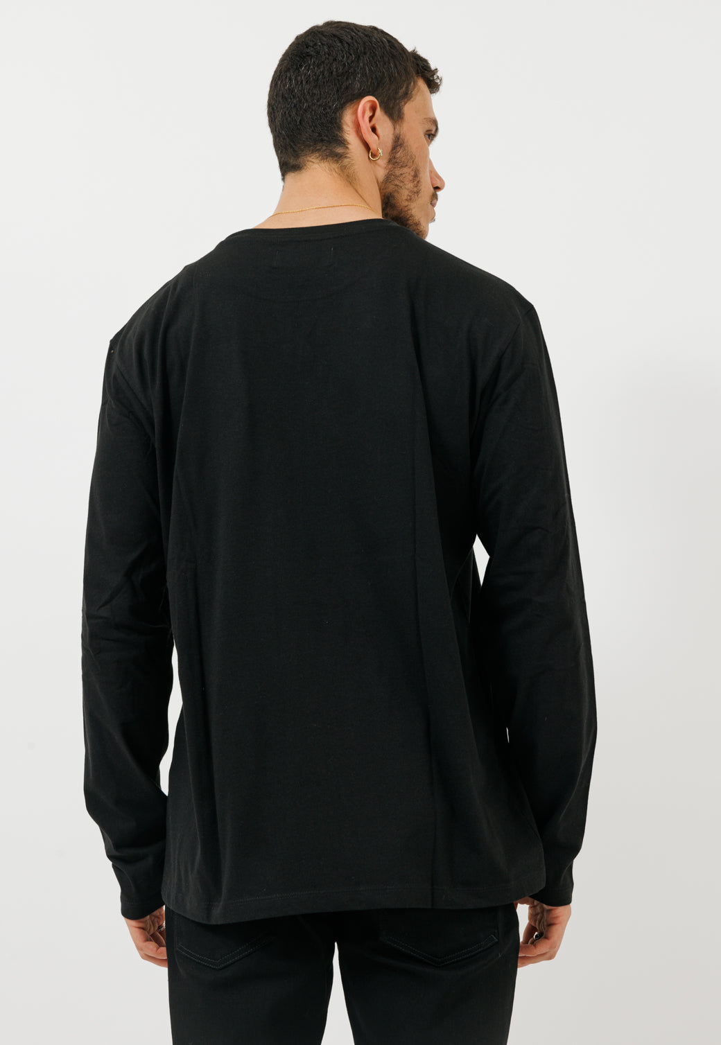 חולצת לגברים בצבע שחור