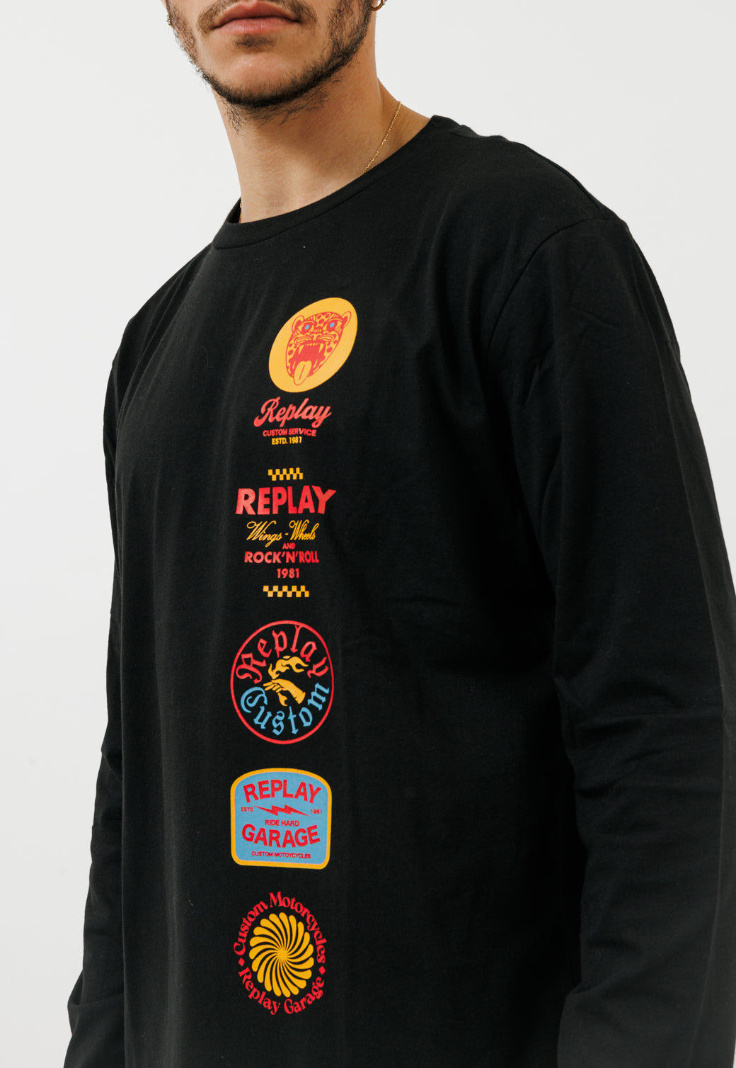 חולצת לגברים בצבע שחור