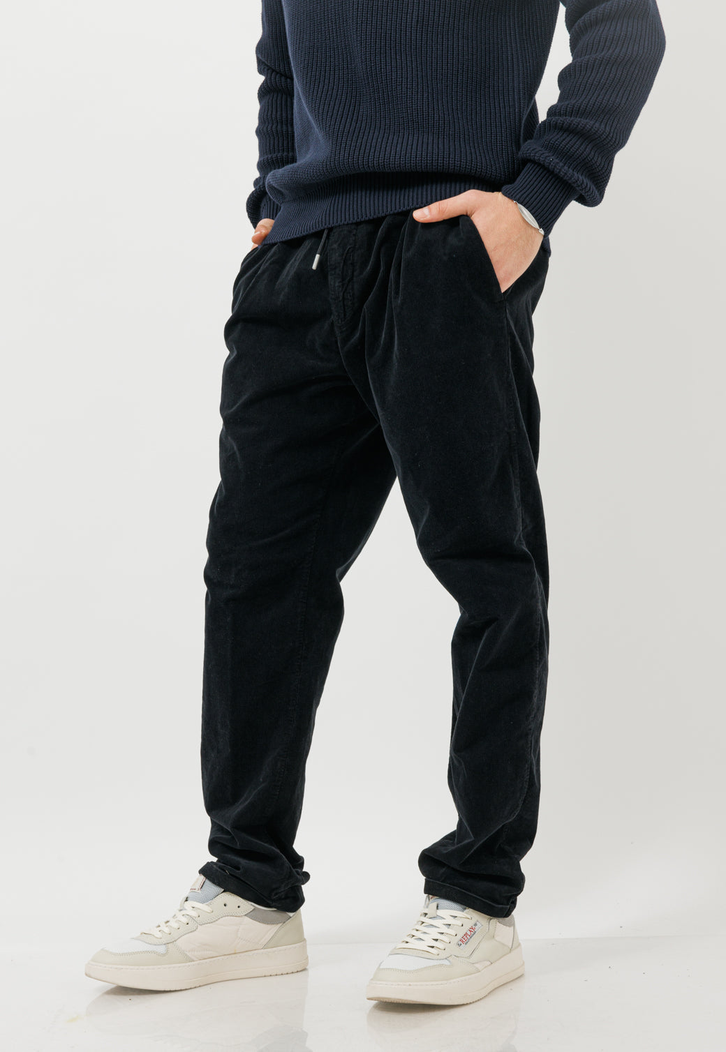 מכנסי קורדרוי לגברים בצבע שחור