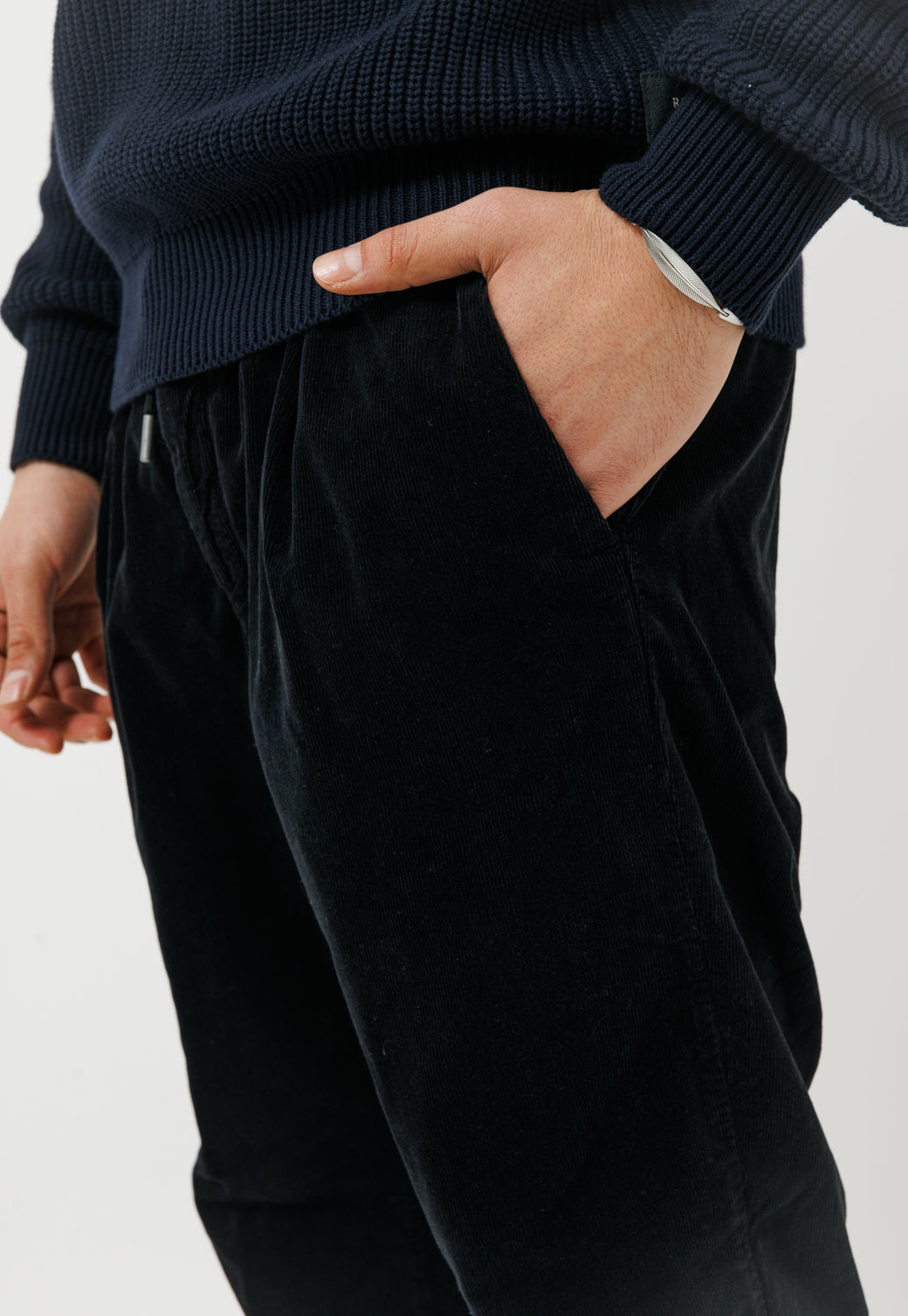 מכנסי קורדרוי לגברים בצבע שחור