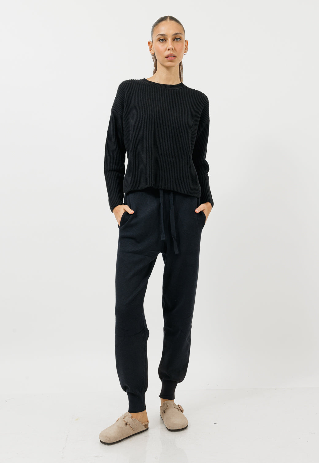 מכנסי סריג בגזרה נוחה בצבע שחור