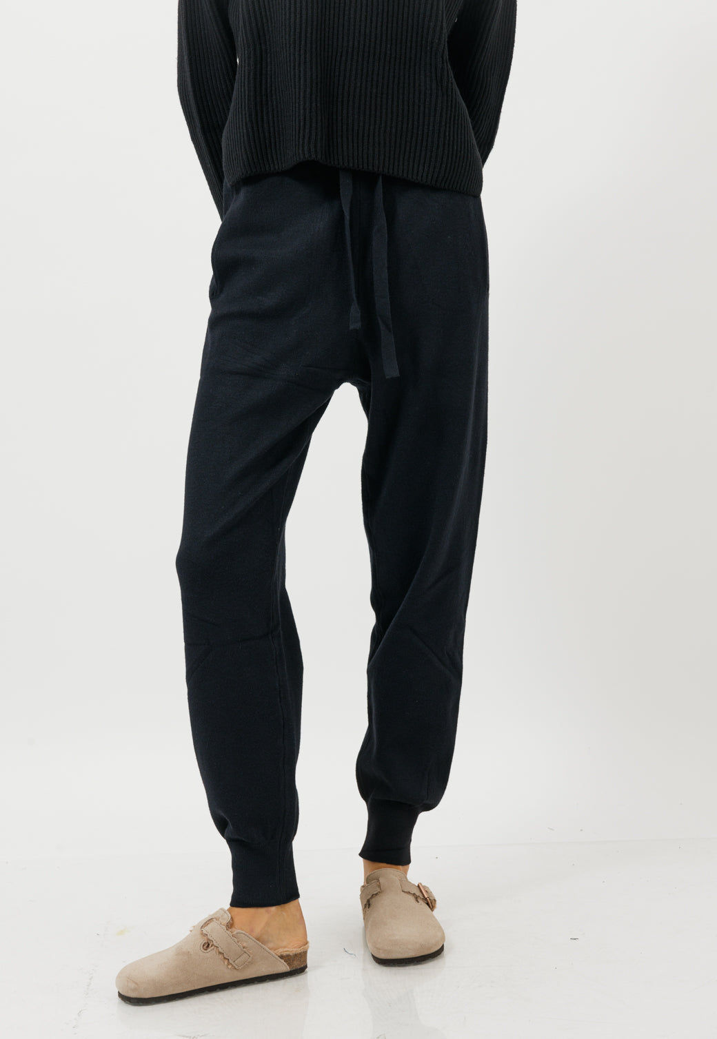 מכנסי סריג בגזרה נוחה בצבע שחור