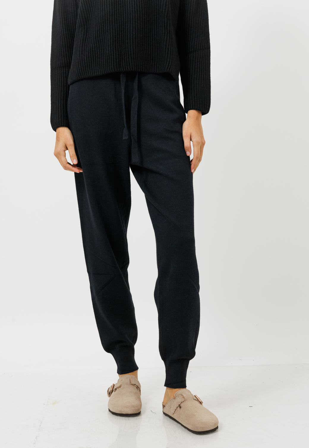 מכנסי סריג בגזרה נוחה בצבע שחור