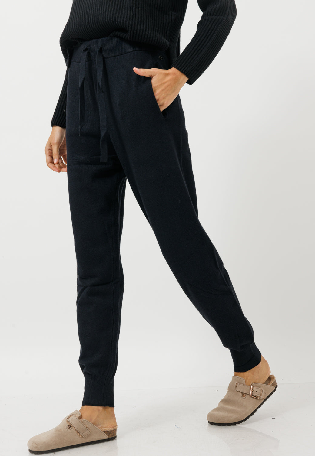 מכנסי סריג בגזרה נוחה בצבע שחור