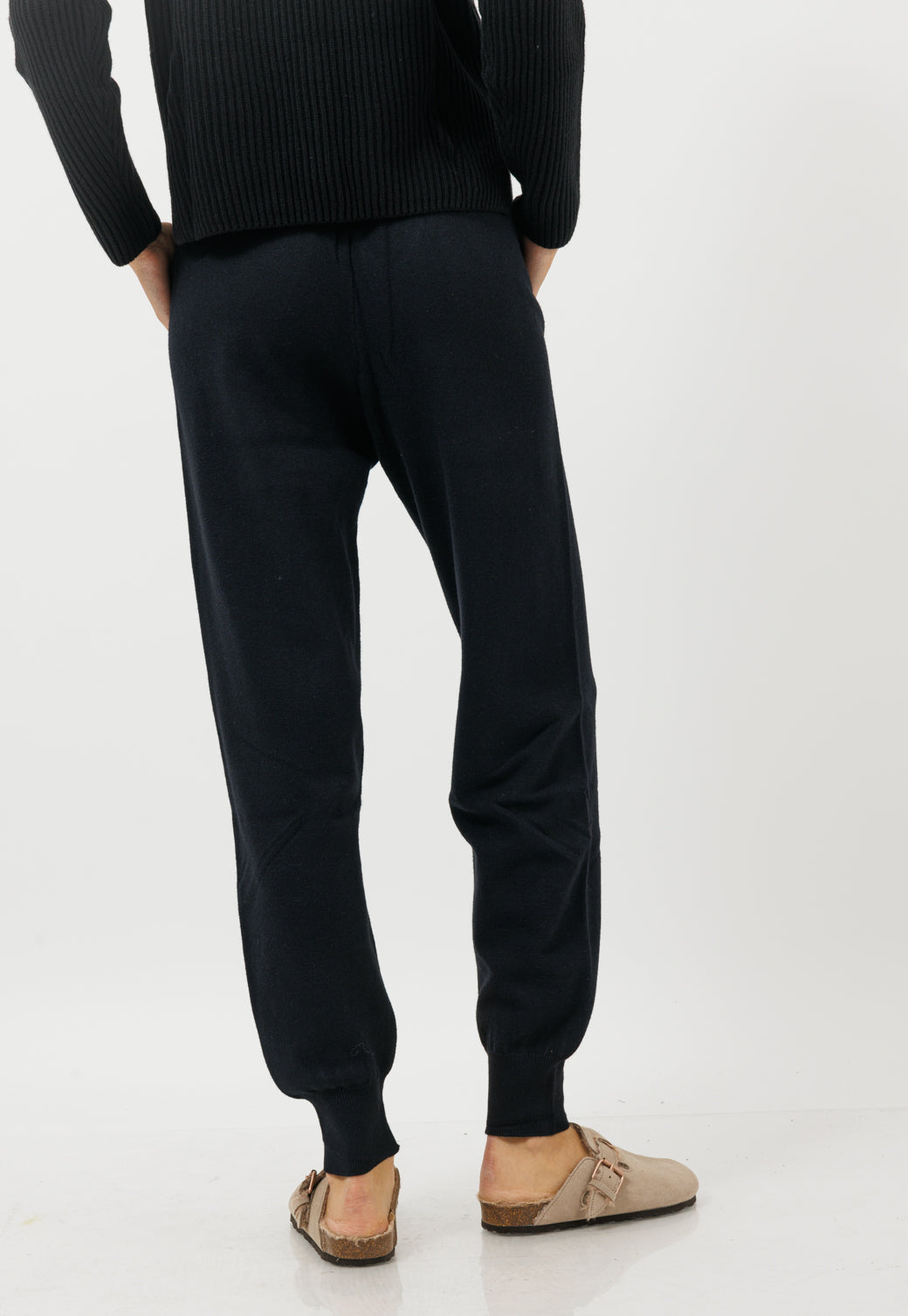 מכנסי סריג בגזרה נוחה בצבע שחור