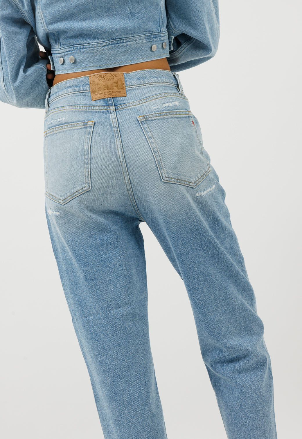 ג'ינס רחב בגזרה גבוהה בצבע כחול בהיר