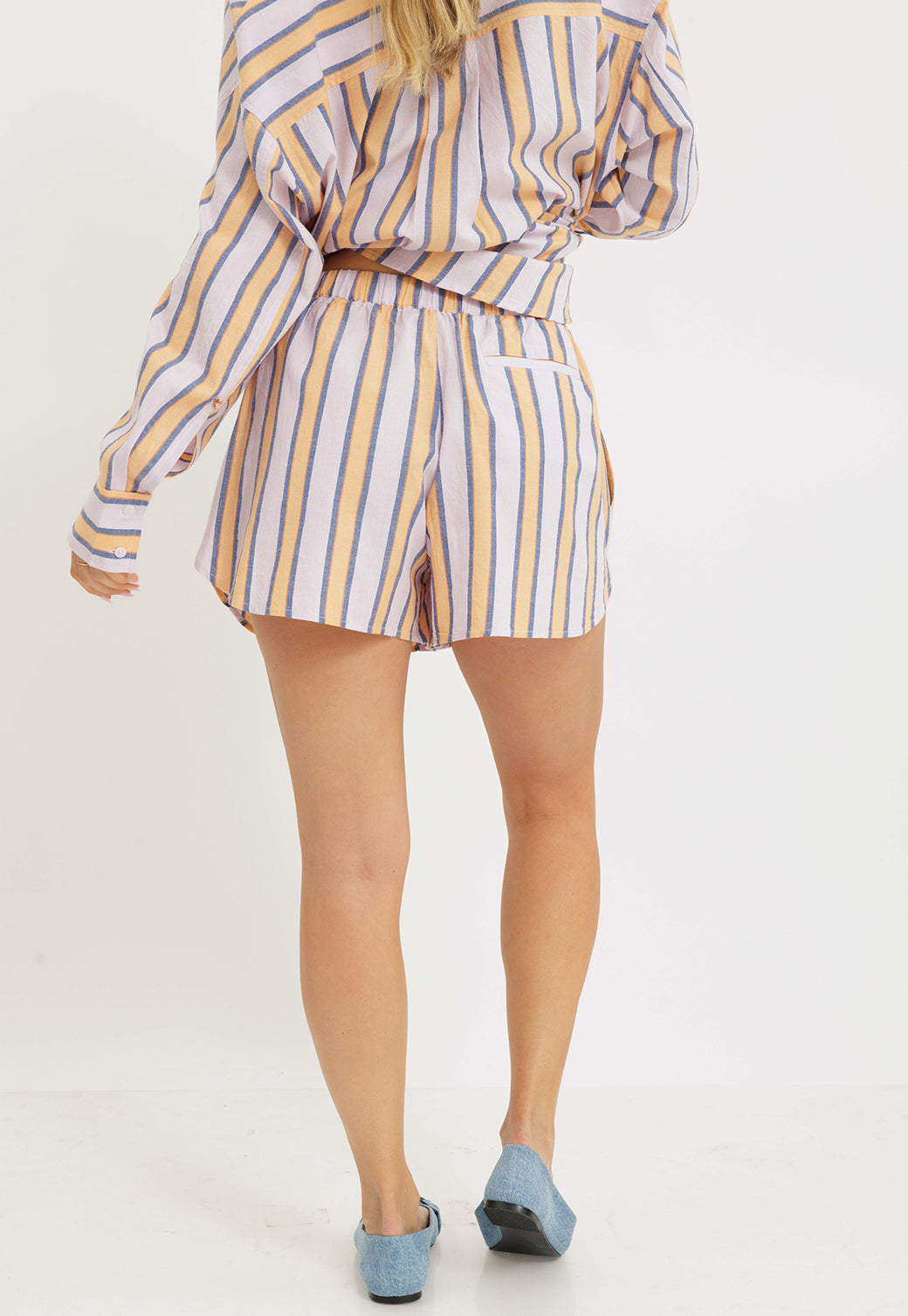 מכנסון פסים לנשים בגווני לילך, כתום ולבן