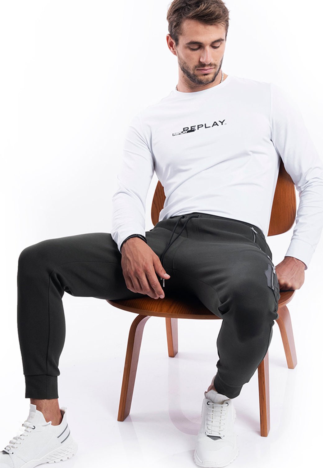 מכנסי בייסיק ארוכים בגזרה פיט לגוף עם ארבעה כיסים מרוכסנים, מותן אלסטית עם שרוך וסיומת ריב בקרסול.| גברים GREEN / L