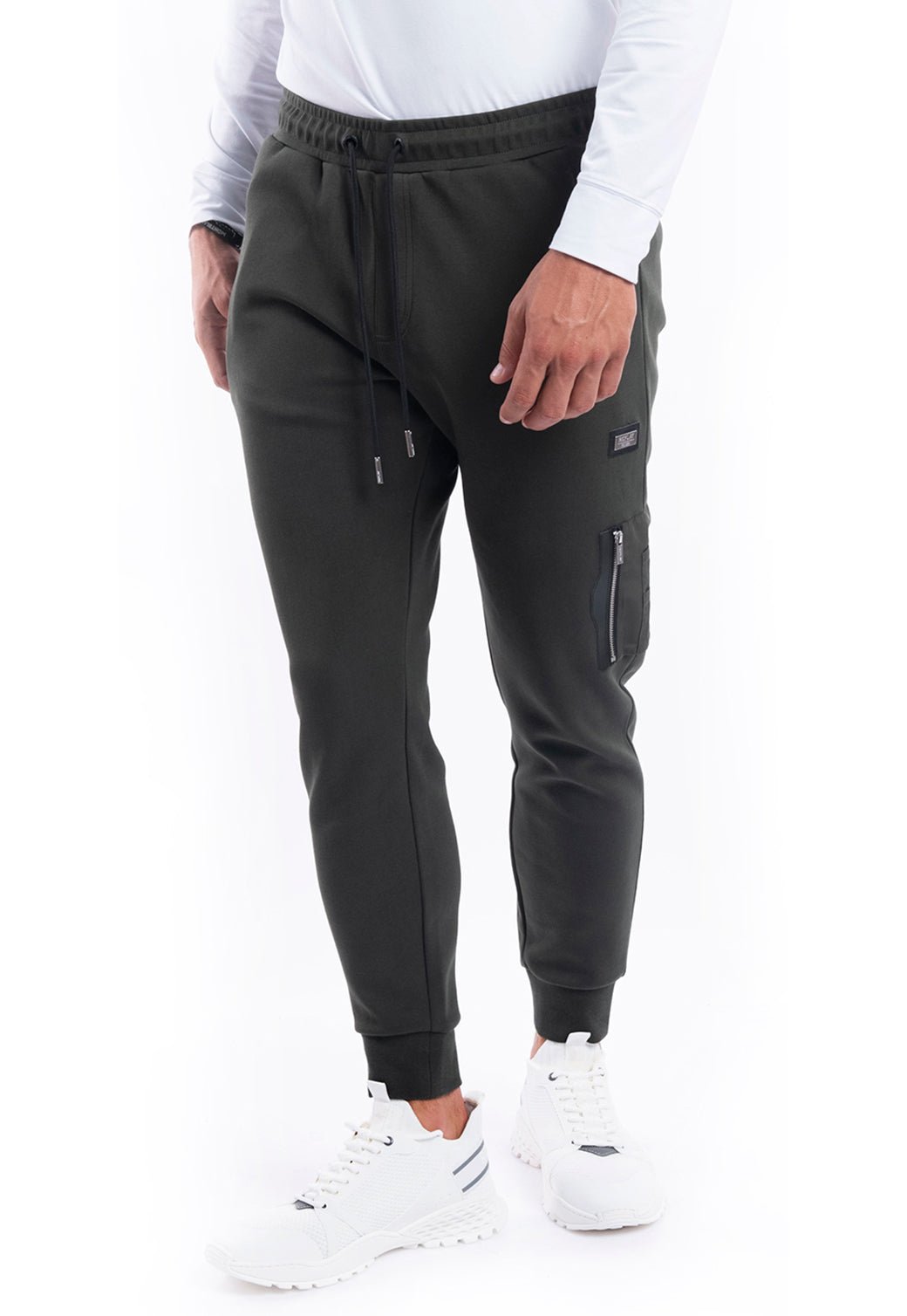 מכנסי בייסיק ארוכים בגזרה פיט לגוף עם ארבעה כיסים מרוכסנים, מותן אלסטית עם שרוך וסיומת ריב בקרסול.| גברים GREEN / L