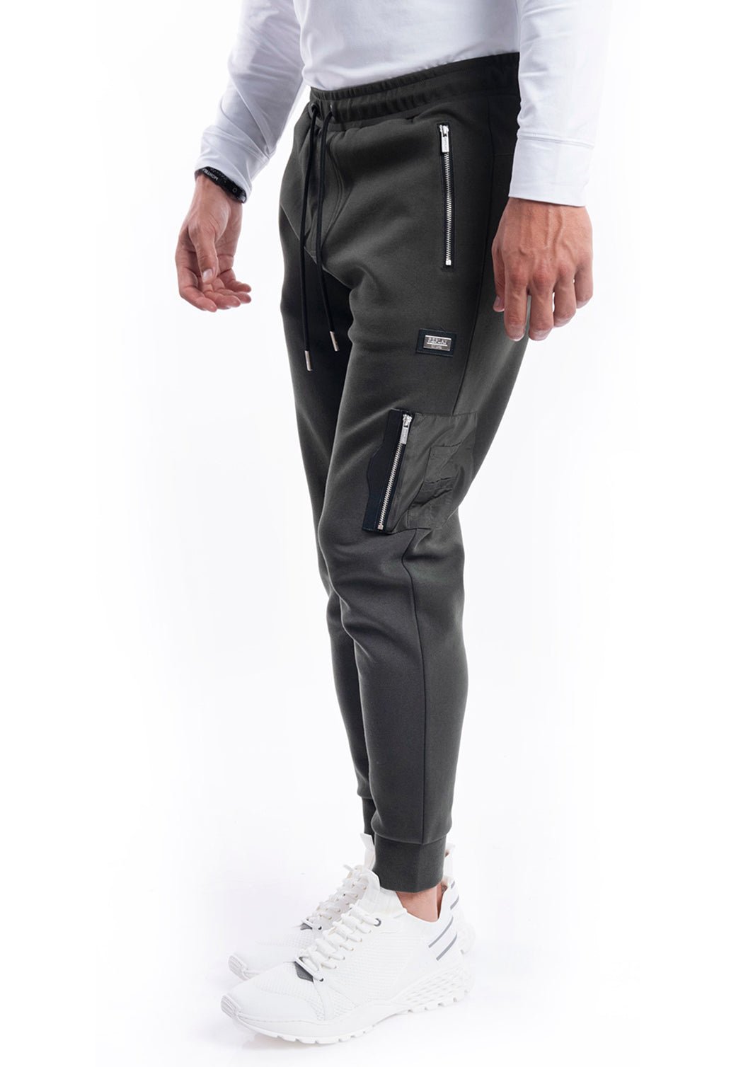 מכנסי בייסיק ארוכים בגזרה פיט לגוף עם ארבעה כיסים מרוכסנים, מותן אלסטית עם שרוך וסיומת ריב בקרסול.| גברים GREEN / L