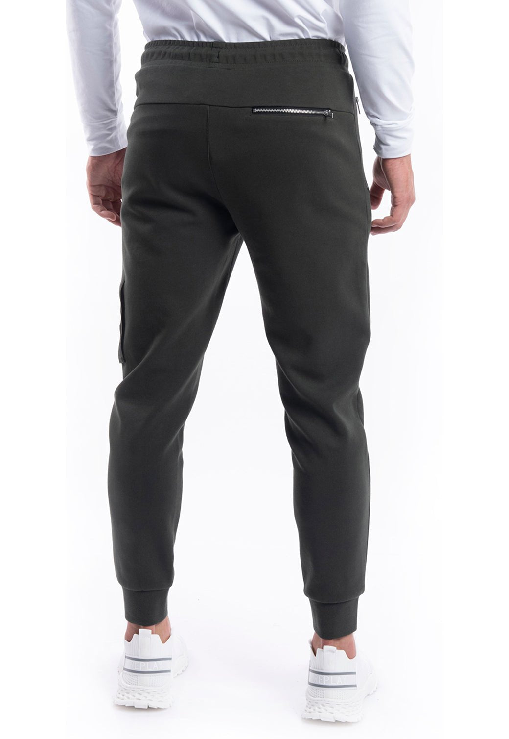 מכנסי בייסיק ארוכים בגזרה פיט לגוף עם ארבעה כיסים מרוכסנים, מותן אלסטית עם שרוך וסיומת ריב בקרסול.| גברים GREEN / L