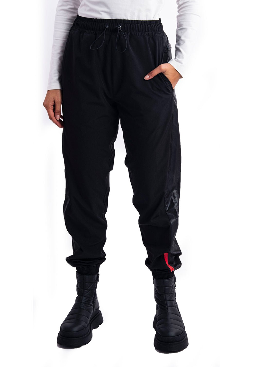 מכנסי טרנינג ניילון פיט | נשים BLACK / S