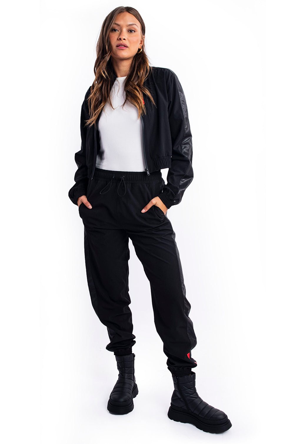 מכנסי טרנינג ניילון פיט | נשים BLACK / S