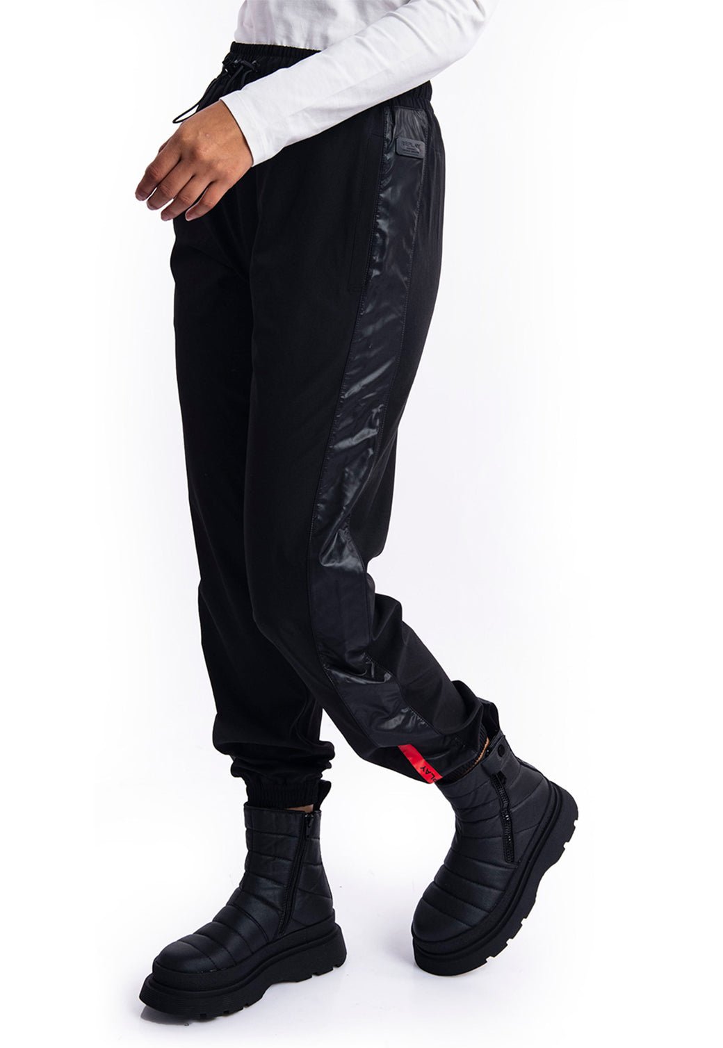 מכנסי טרנינג ניילון פיט | נשים BLACK / S