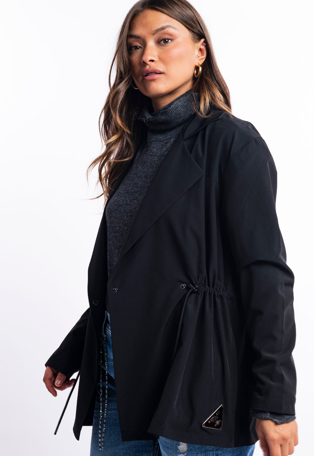 ג'קט נשים שחור בגזרה אלגנטית