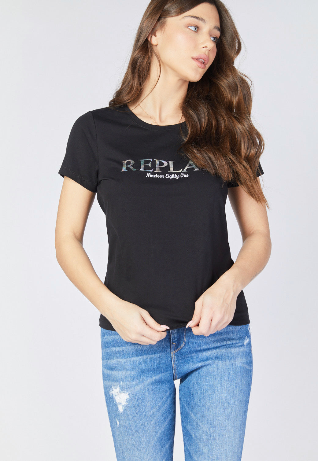 טי שירט קצרה עם הדפס לוגו מטאלי בחזית נשים