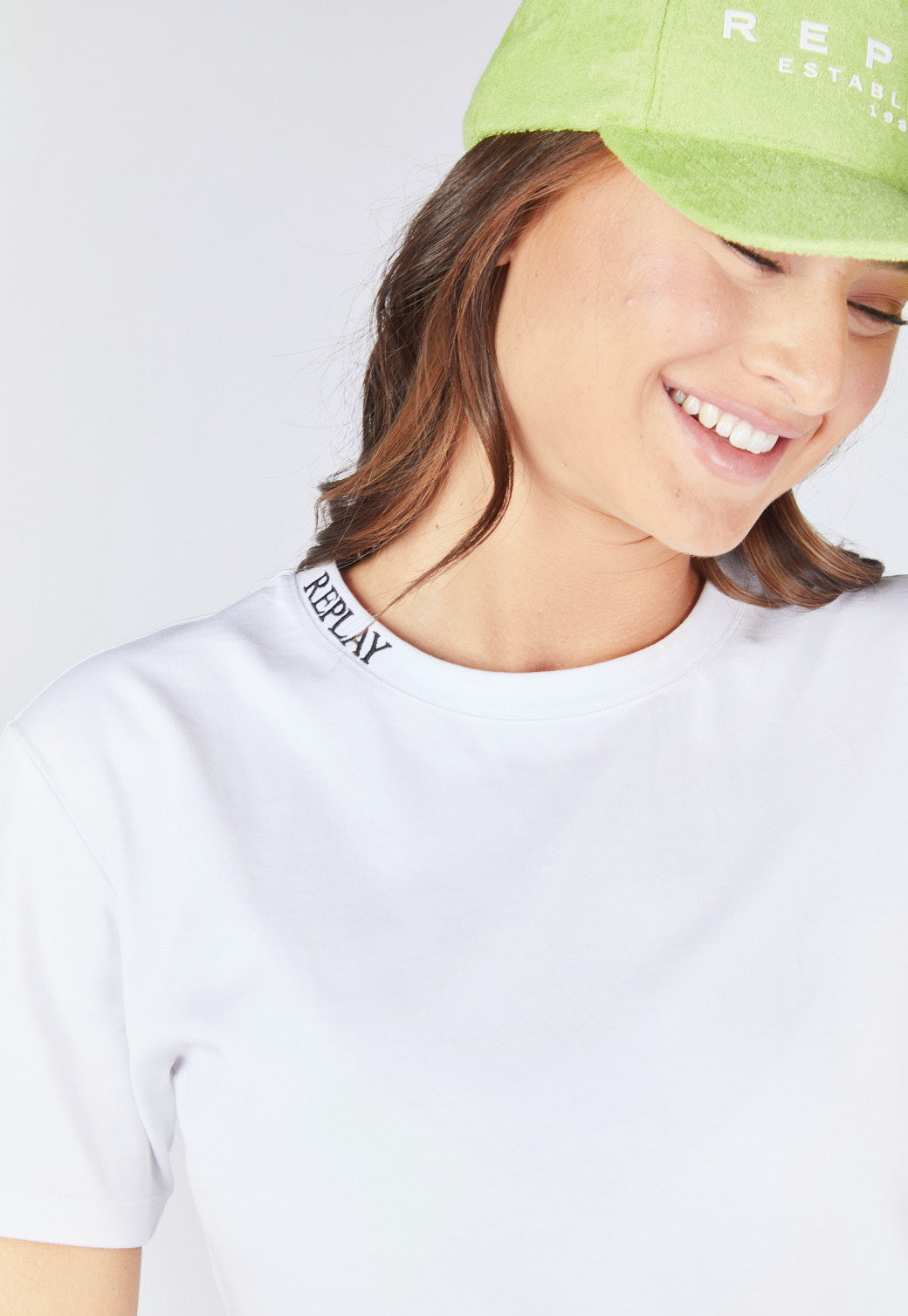 שמלת טי שירט קצרה עם הדפס לוגו בגב נשים