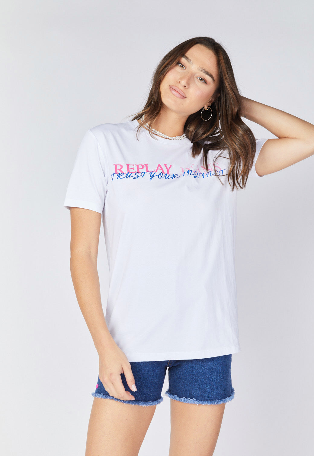 טי שירט קצרה עם הדפס כיתוב בחזית נשים