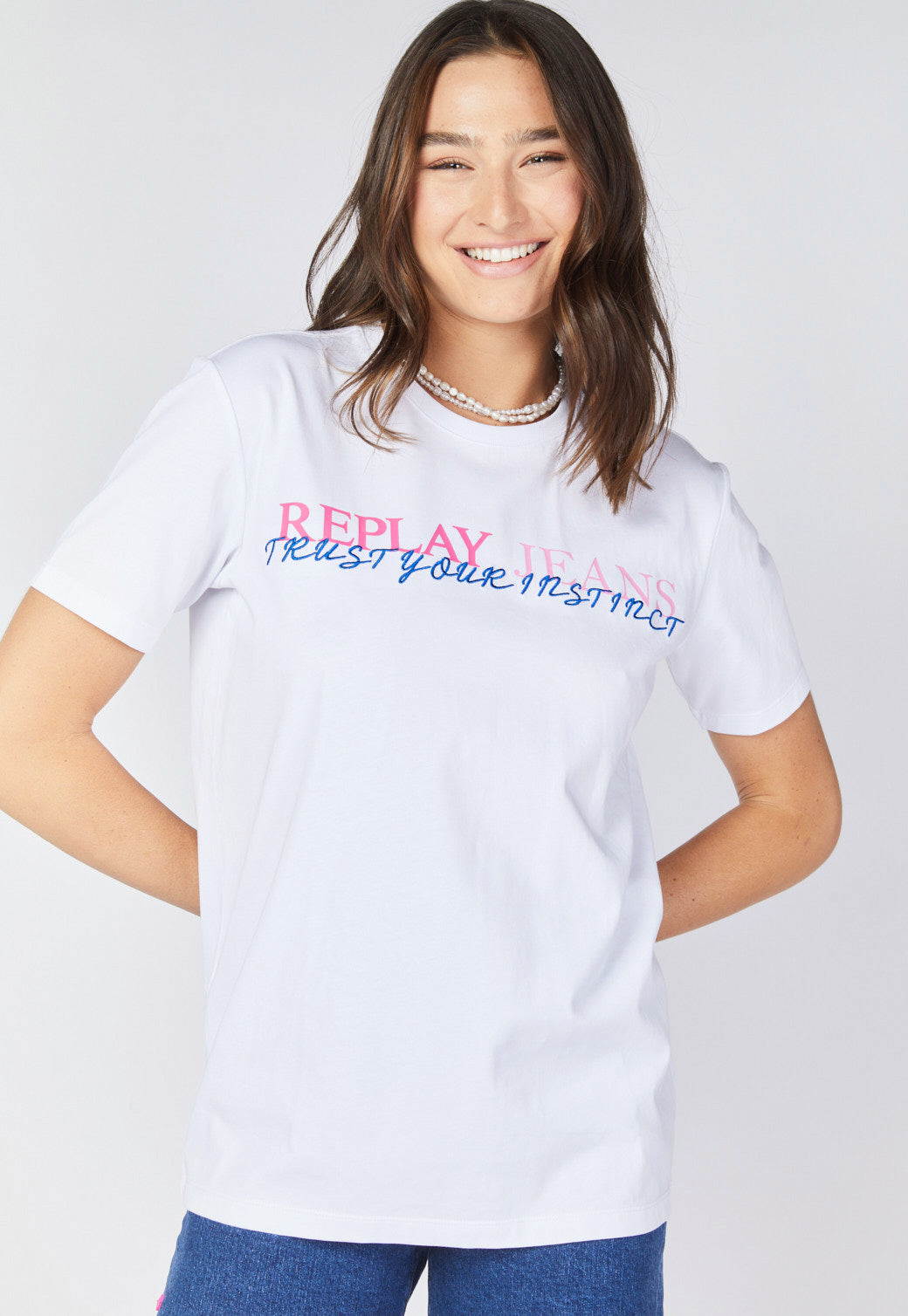 טי שירט קצרה עם הדפס כיתוב בחזית נשים