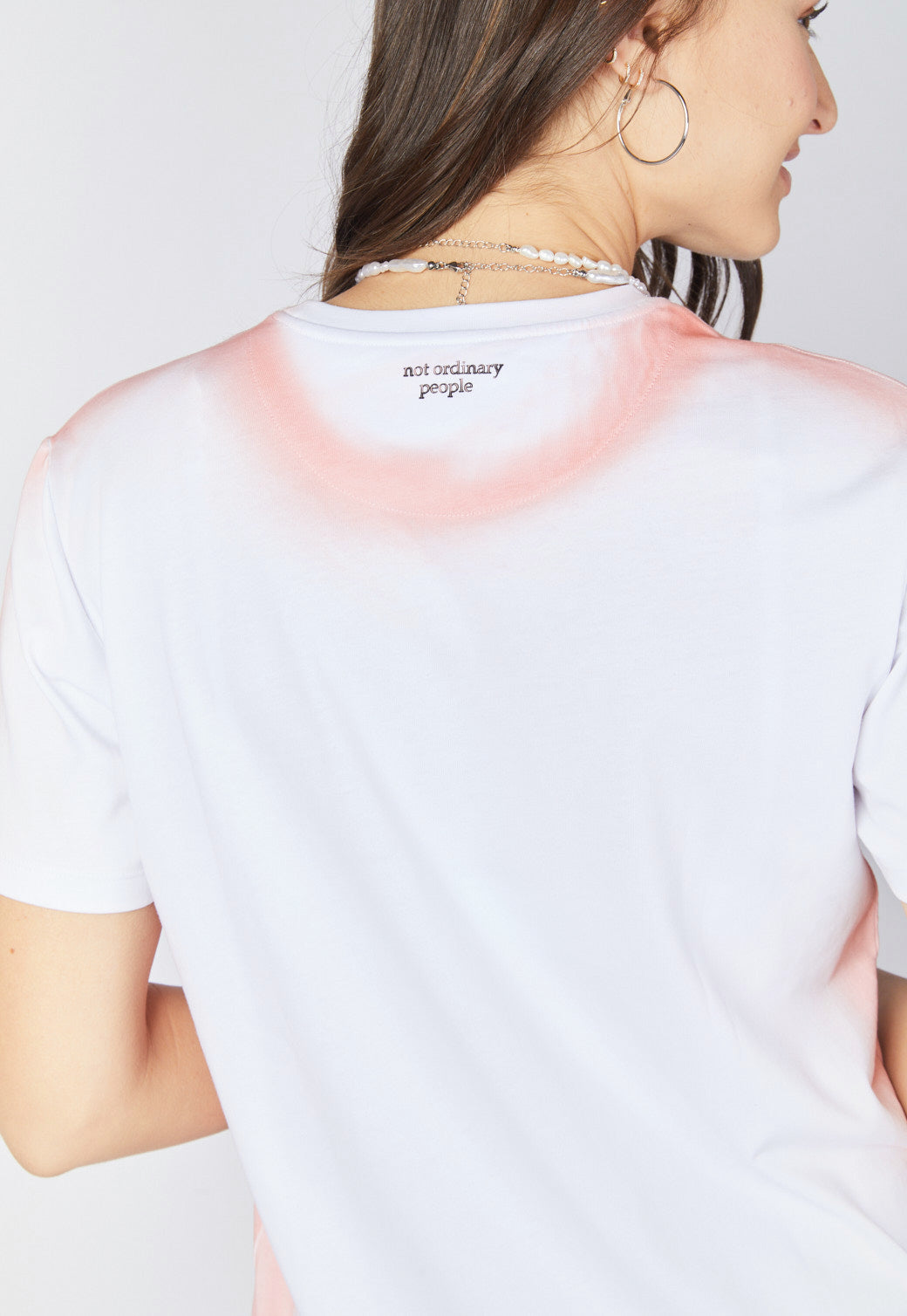 טי שירט קצרה עם לוגו בחזית נשים