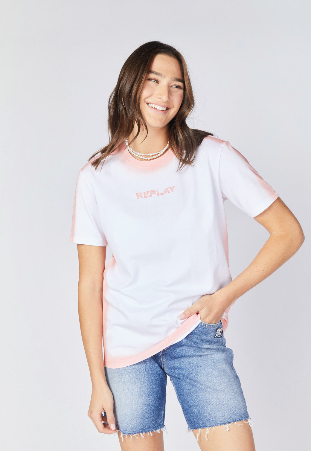 טי שירט קצרה עם לוגו בחזית נשים