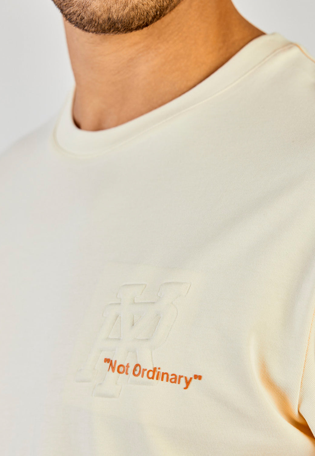 טי שירט אוברסייז לגברים עם הדפס "Not Ordinary"