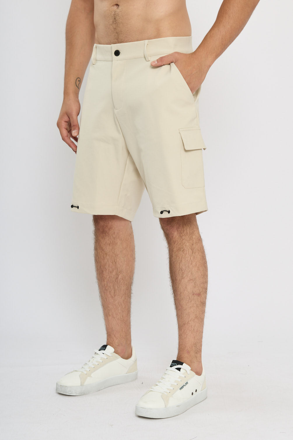 מכנסיים קצרים בסגנון קרגו לגברים בצבע שמנת