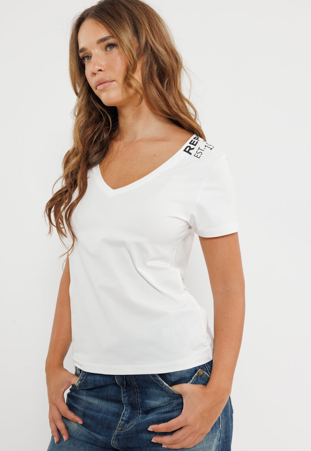 טי-שירט נשים לבנה עם מפתח V והדפס כתף