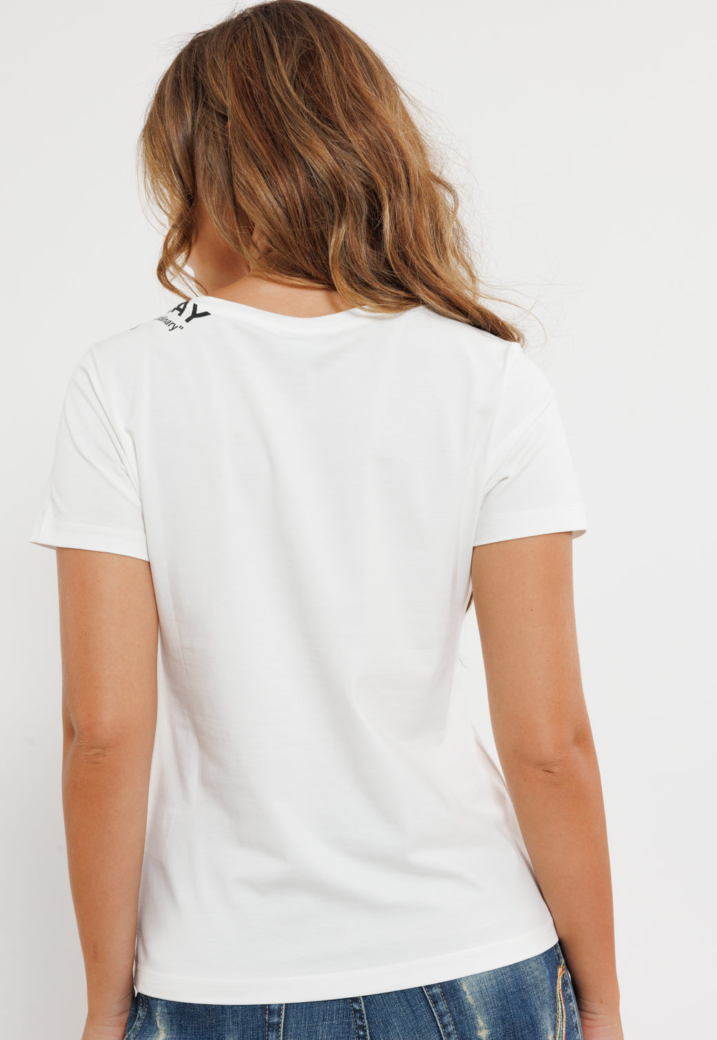 טי-שירט נשים לבנה עם מפתח V והדפס כתף