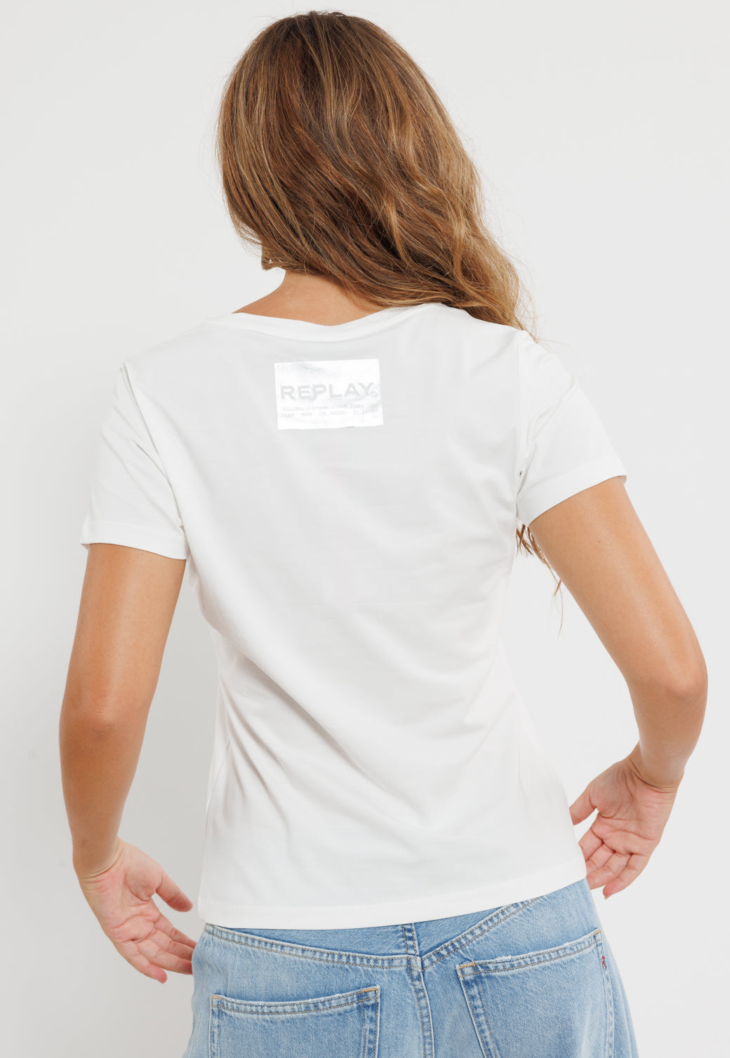 טי שירט לנשים בצבע לבן עם סמל R על החזה