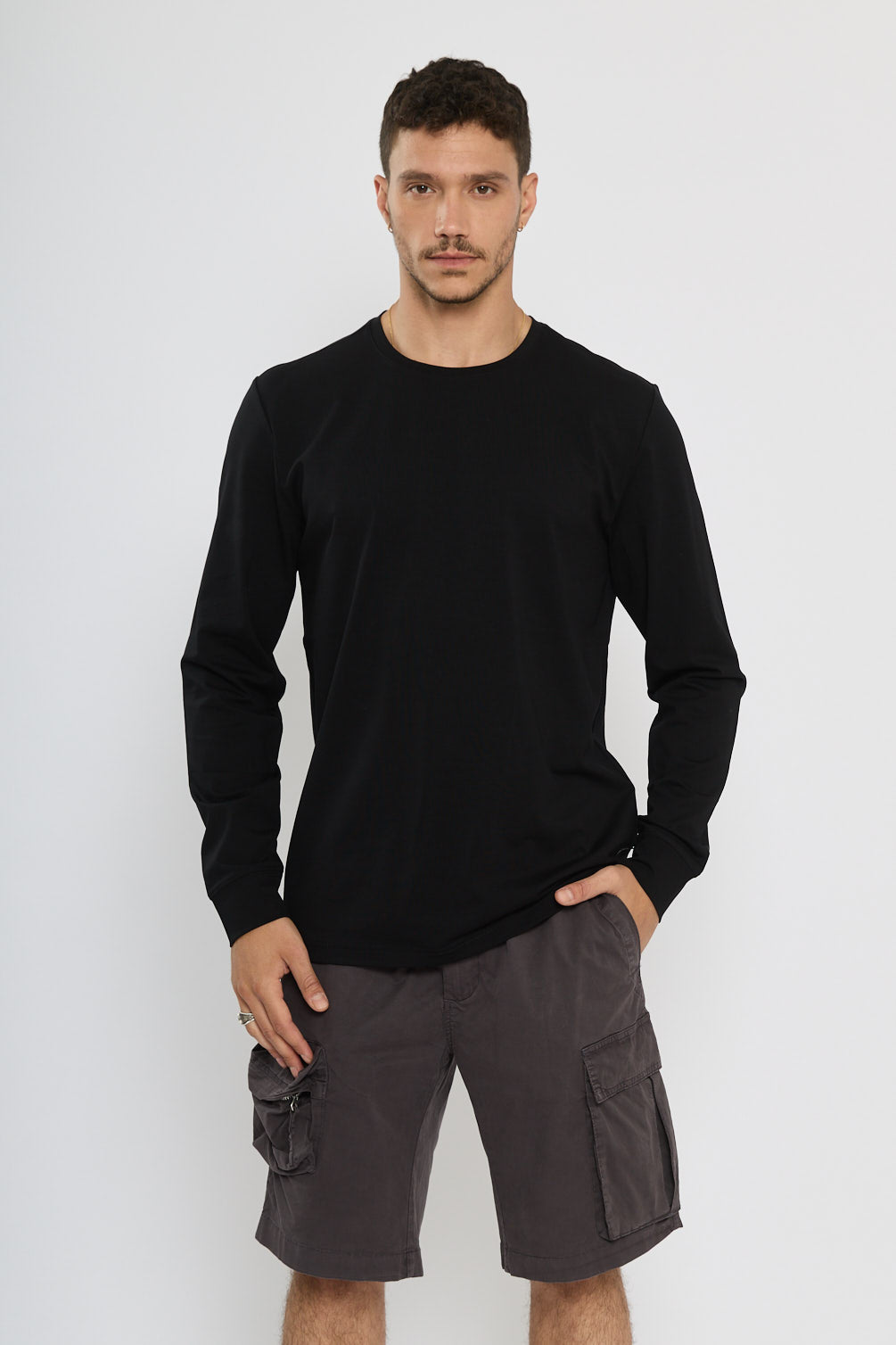 טי שירט ארוכה לגברים בצבע שחור עם הדפס בגב