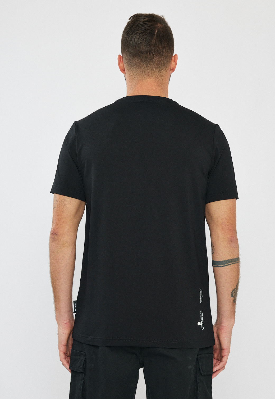טי-שירט לגברים בצבע שחור עם לוגו