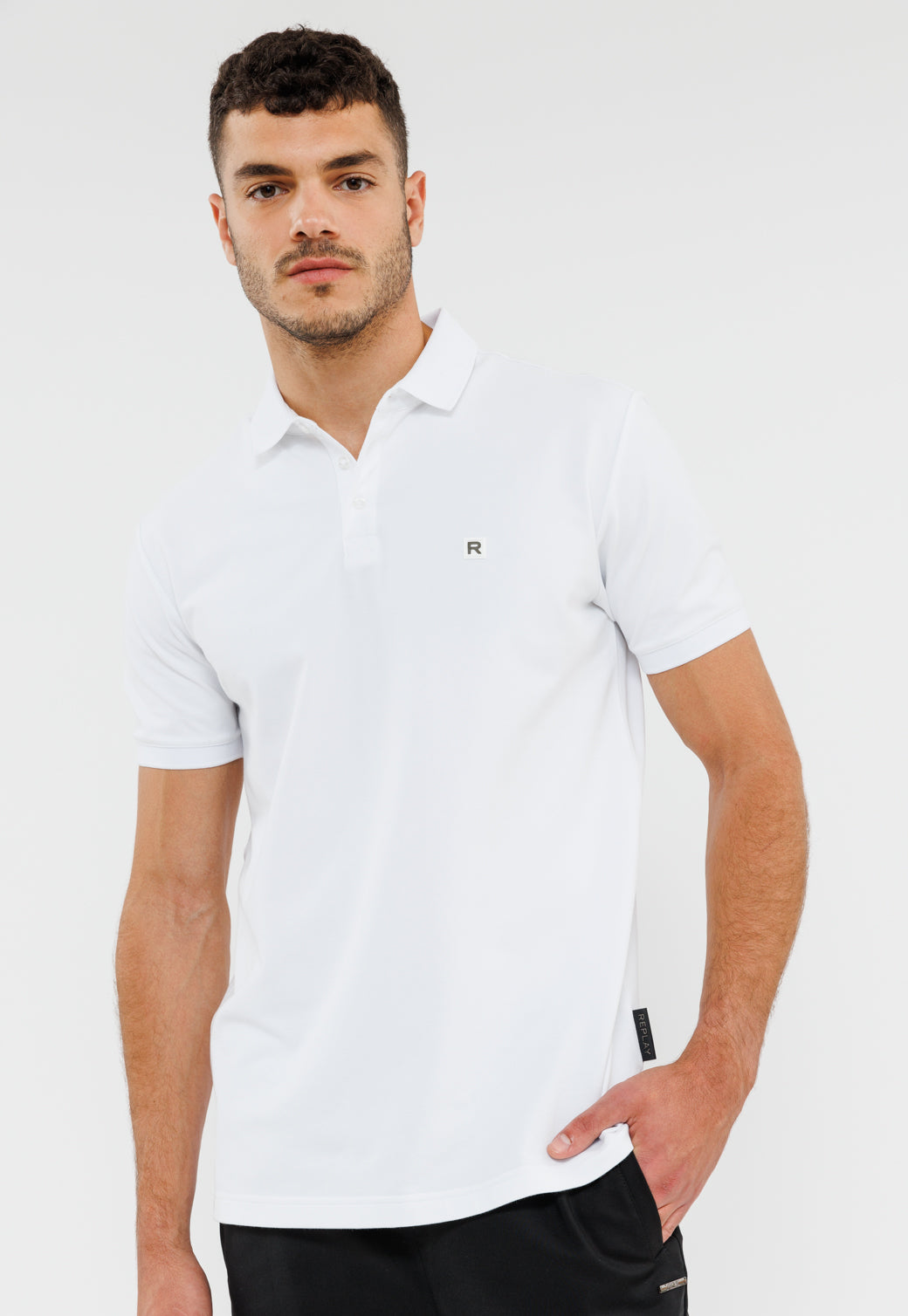 חולצת פולו קצרה מבד פיקה לגברים בצבע לבן