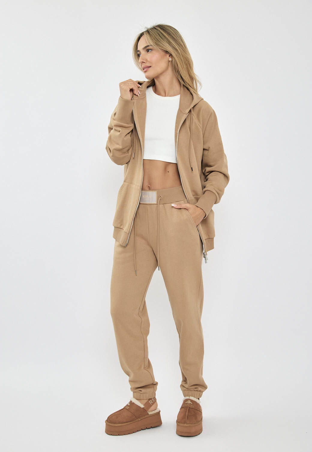 מכנסי טרנינג לנשים בצבע קאמל