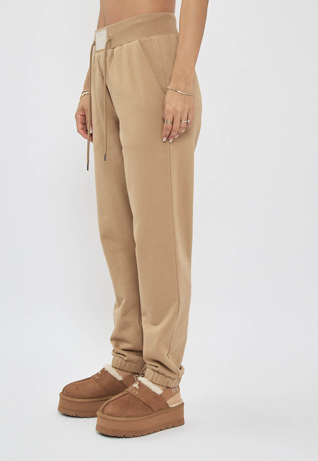 מכנסי טרנינג לנשים בצבע קאמל