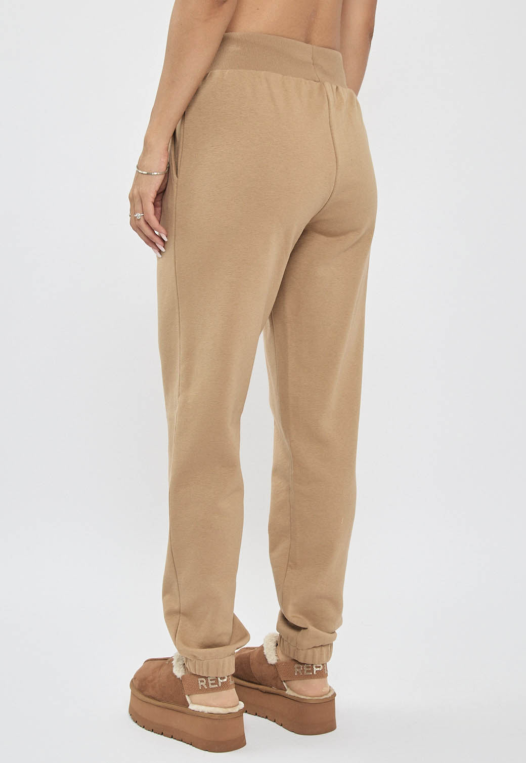 מכנסי טרנינג לנשים בצבע קאמל