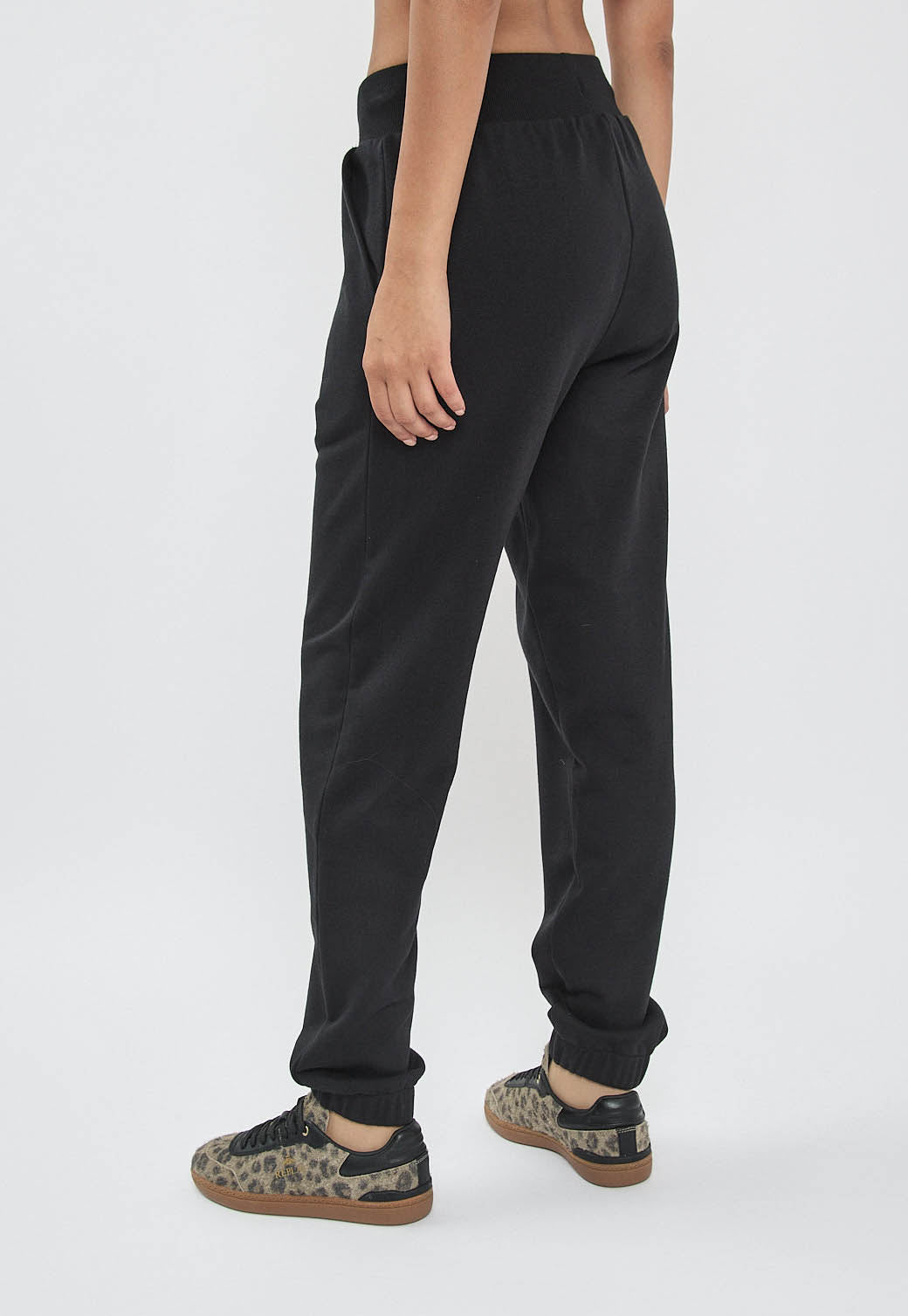 מכנסי טרנינג לנשים בצבע שחור