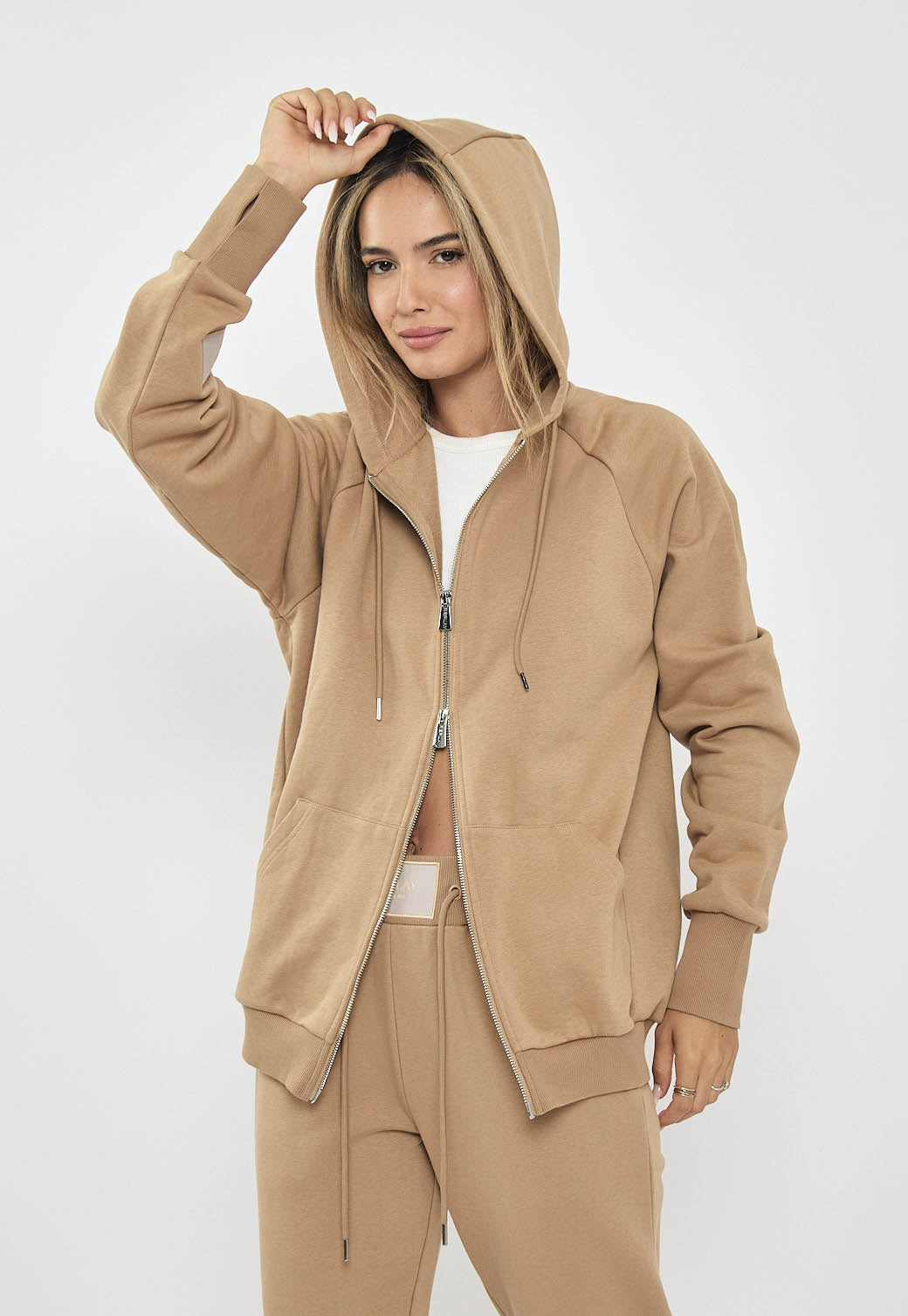 קפוצ'ון לנשים בצבע קאמל עם רוכסן מלא