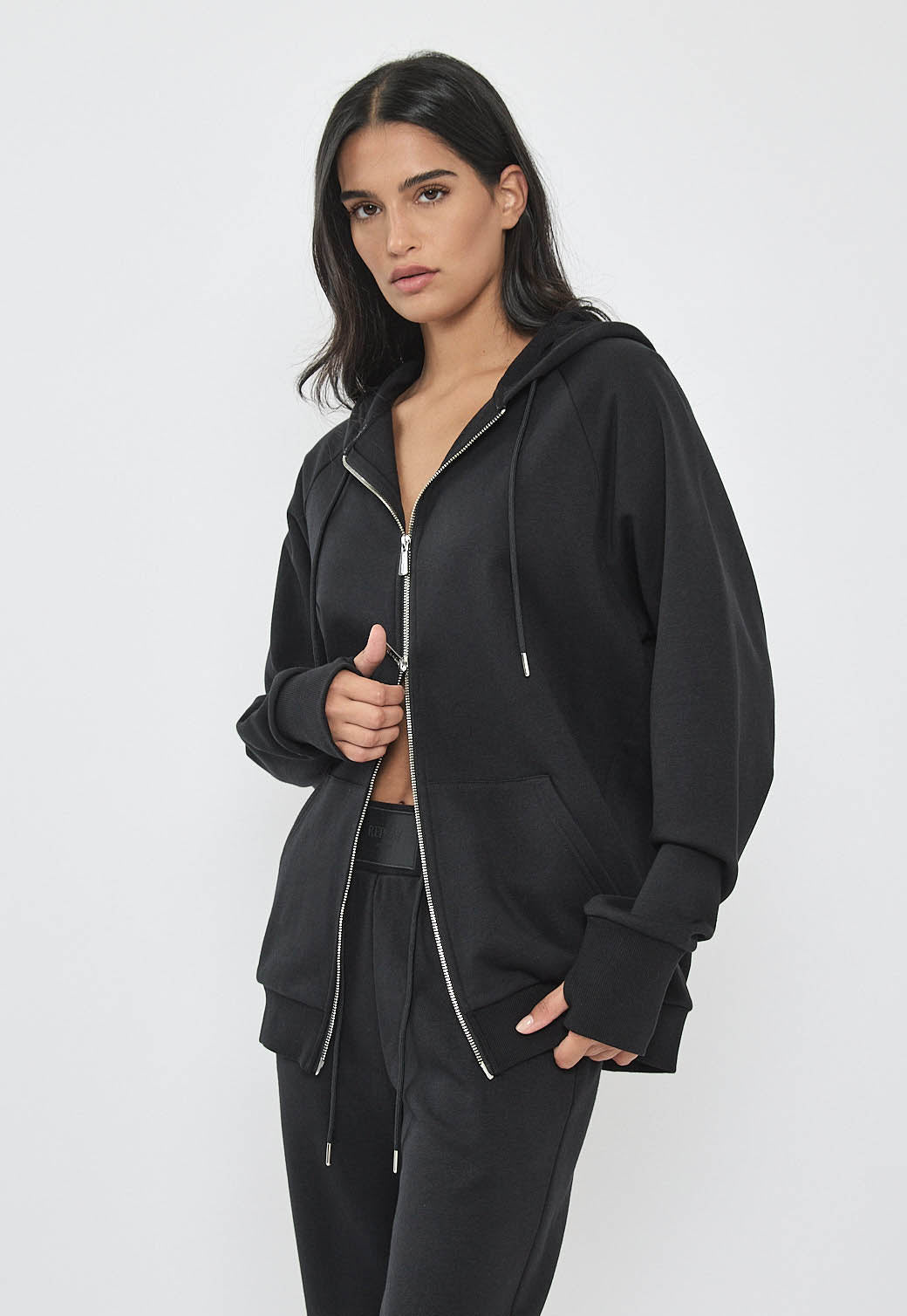 קפוצ'ון לנשים בצבע שחור עם רוכסן מלא