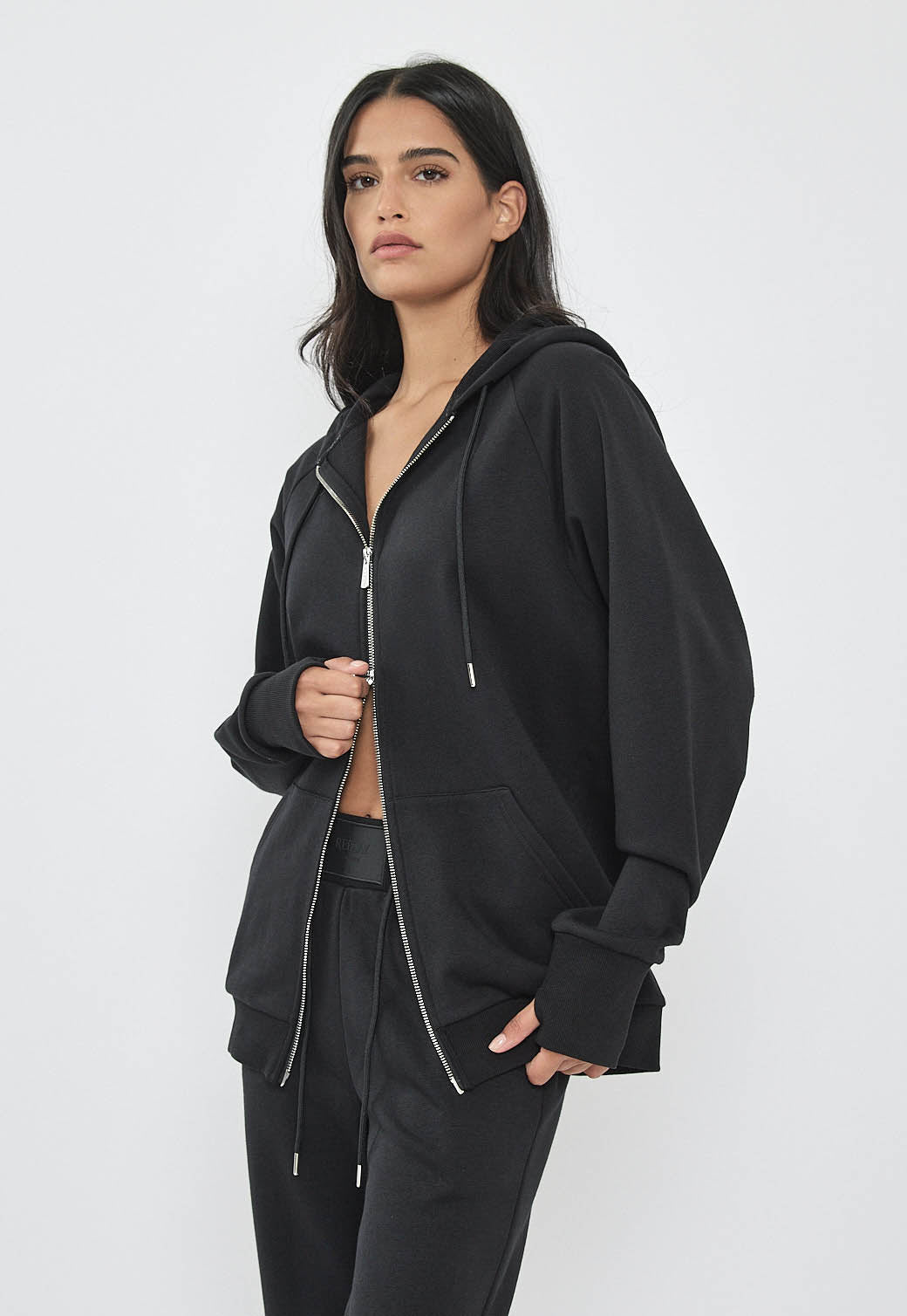 קפוצ'ון לנשים בצבע שחור עם רוכסן מלא