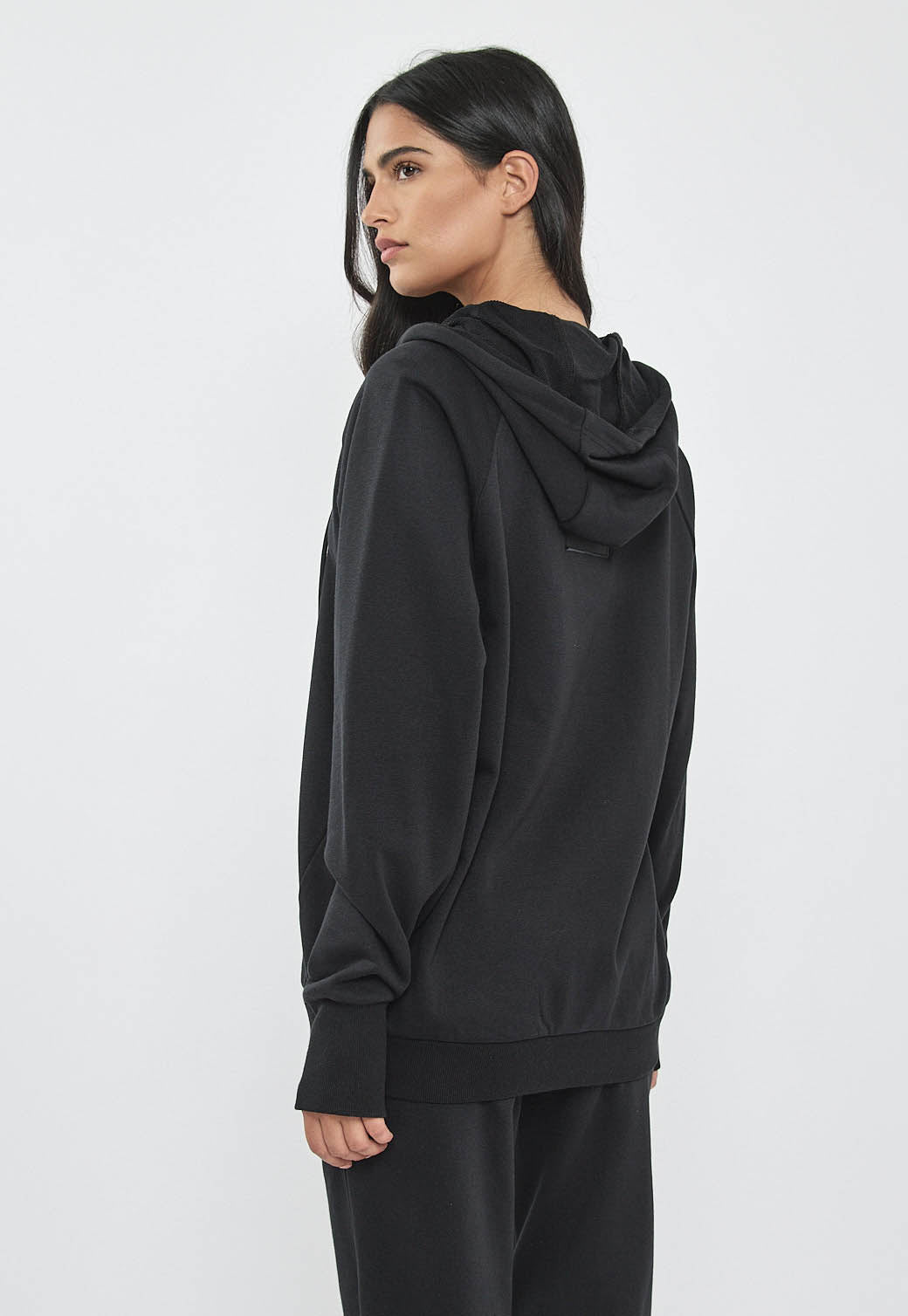 קפוצ'ון לנשים בצבע שחור עם רוכסן מלא