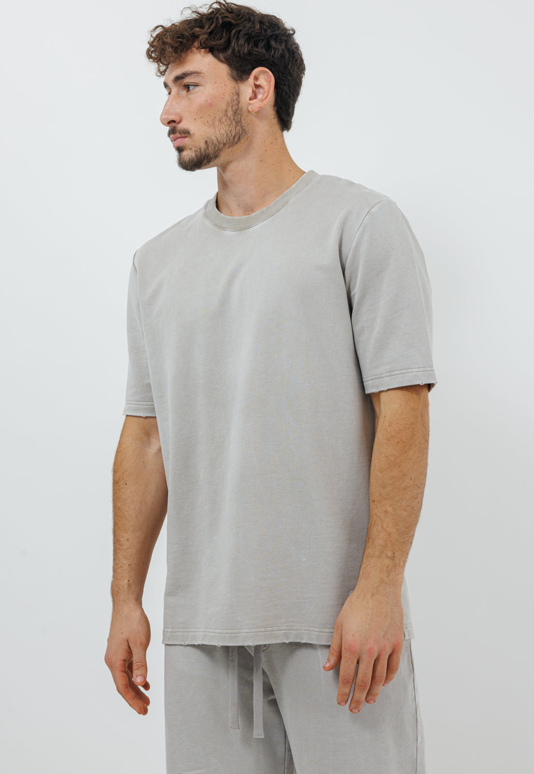 טי שירט אוברסייז לגברים בצבע בז׳