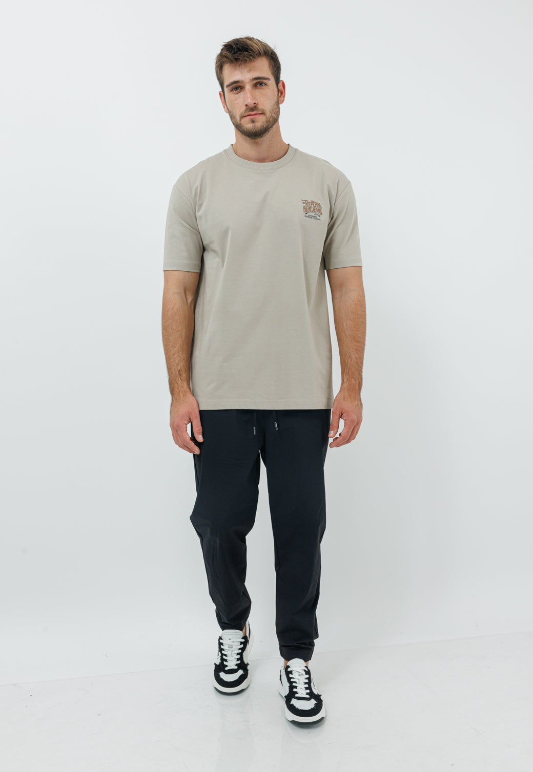 טי־שירט לגברים בצבע בז' עם הדפס אחורי אוברסייז