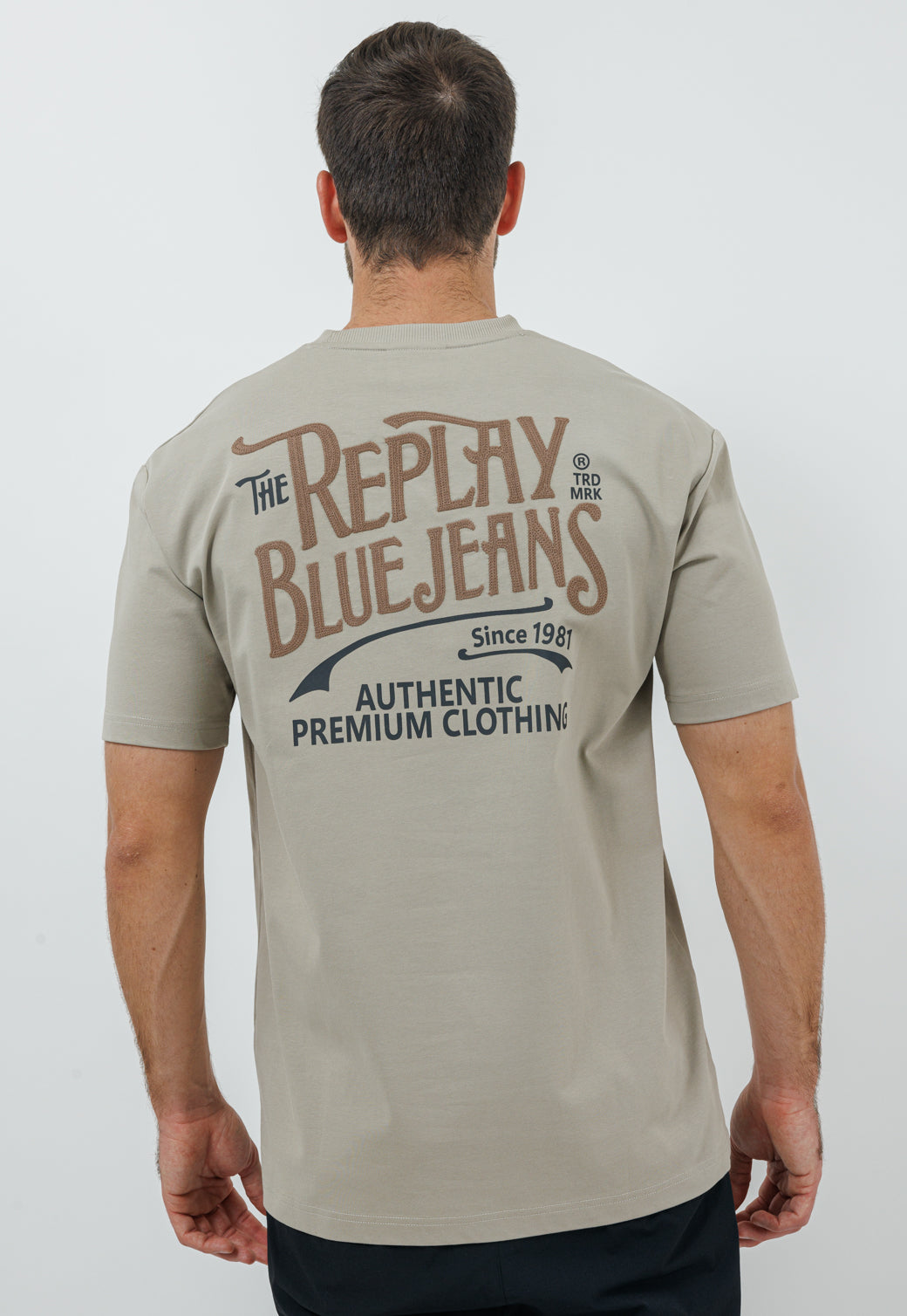 טי־שירט לגברים בצבע בז' עם הדפס אחורי אוברסייז