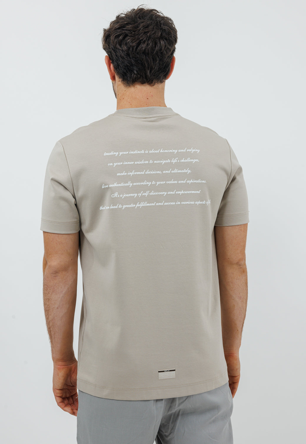 טי-שירט אוברסייז לגברים בצבע אבן עם לוגו