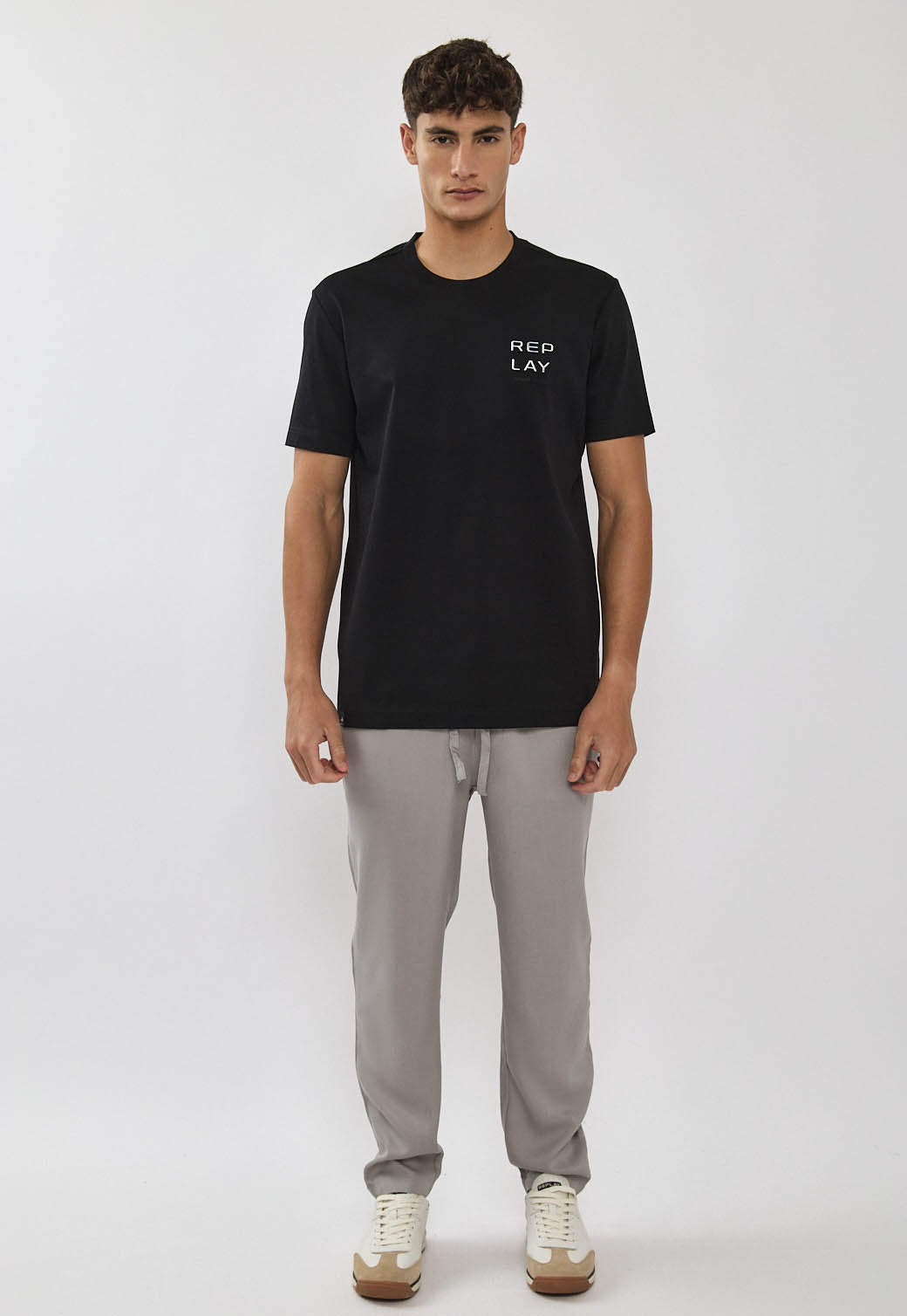 טי-שירט לגברים בצבע שחור עם לוגו