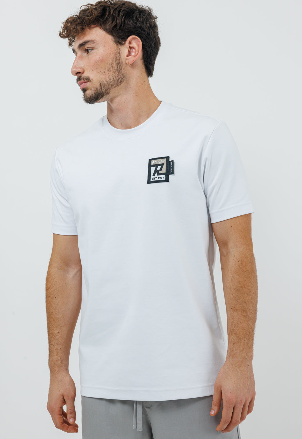 טי־שירט לגברים בצבע לבן
