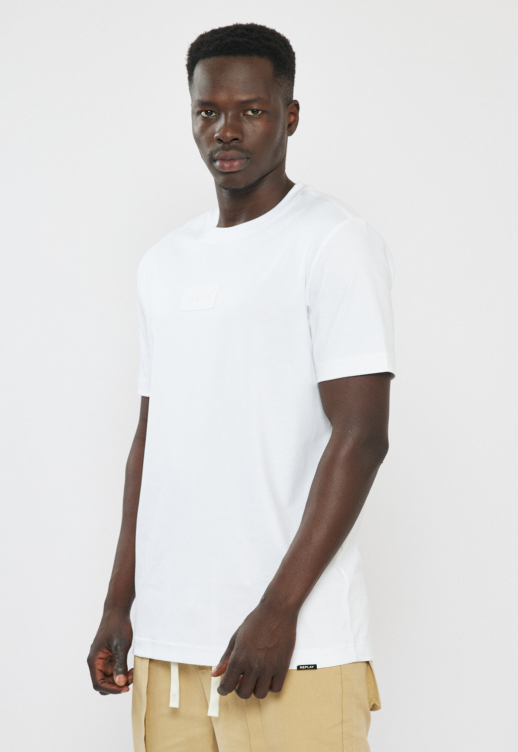 טי שירט לגברים בצבע לבן